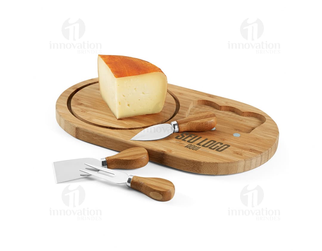 Tábua de Queijo em Madeira com acabamento rústico e detalhes entalhados.