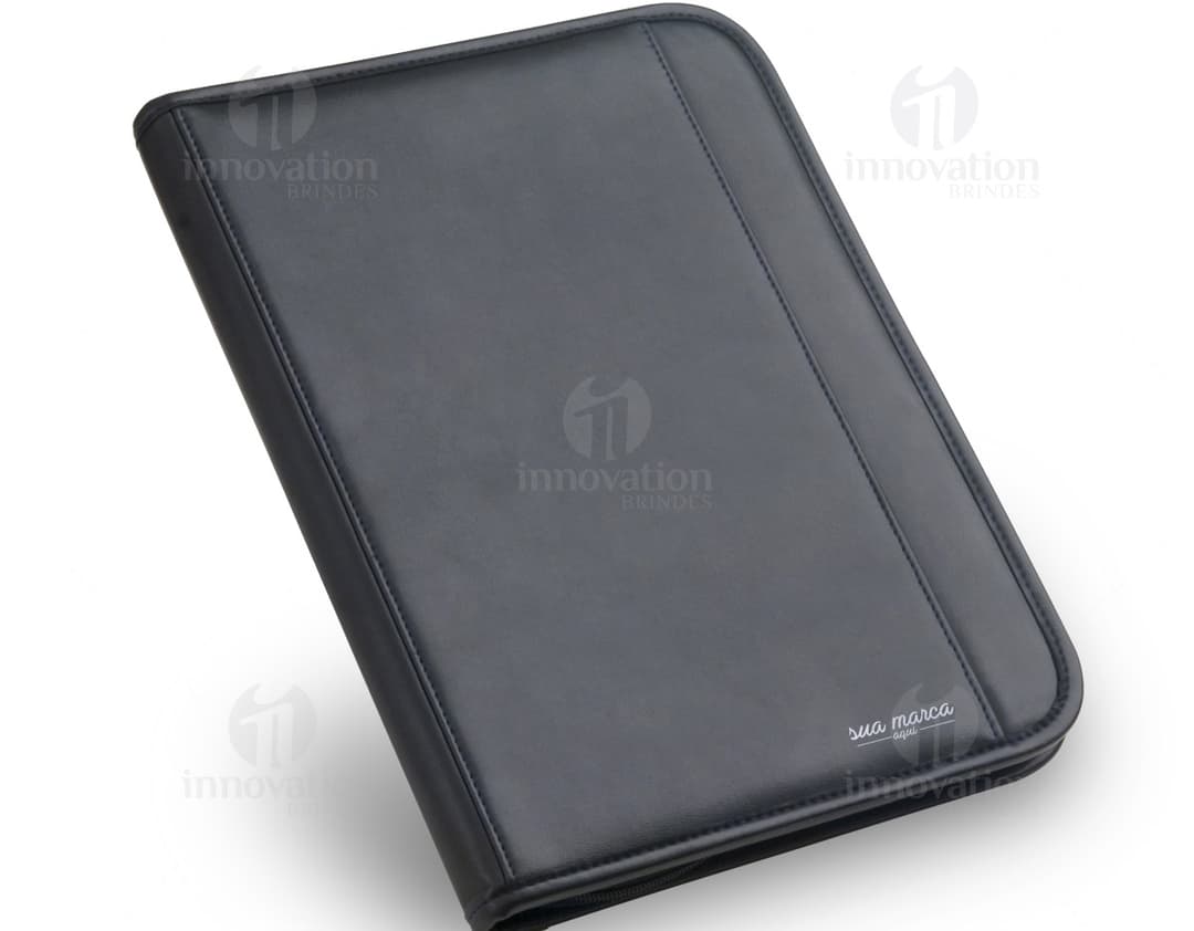 Pasta A4 em couro sintético preto para escritório e tecnologia. Ideal para organizar seus documentos e dispositivos de forma moderna e prática. Com design compacto e elegante, a pasta oferece espaço para armazenar seus itens de forma segura e organizada. Perfeita para reuniões de negócios e uso diário. Adquira já a sua!