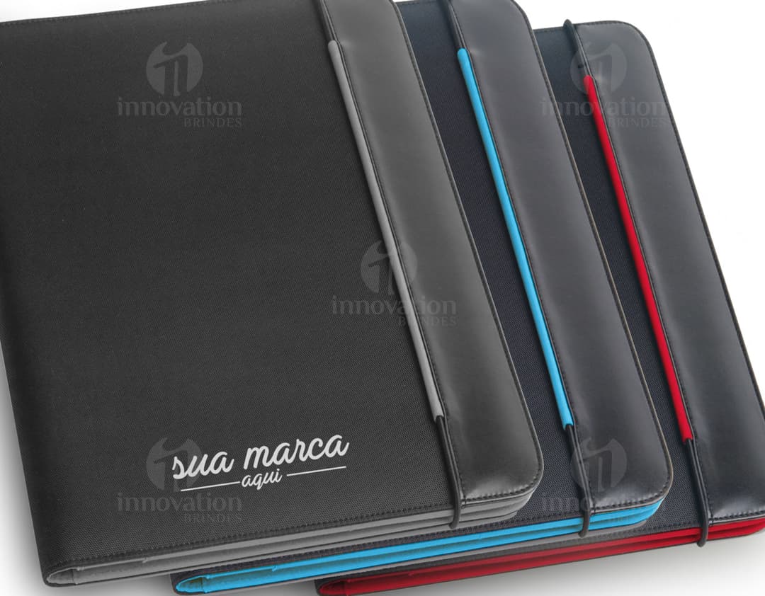 Pasta A4 - 09 em couro preto, com espaço para notebook, dispositivos, drive externo, documentos, pen drive, informações, escrita, planejamento e armazenamento. Design moderno e compacto, ideal para ambiente de escritório e negócios.