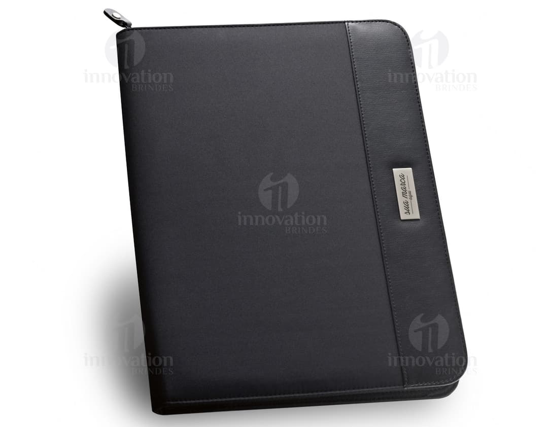Pasta A4 em couro sintético preta com capacidade para 12 documentos. Ideal para armazenar com segurança e organização seus arquivos no escritório. Com design moderno e prático, é o acessório perfeito para seu dia a dia. Confira!