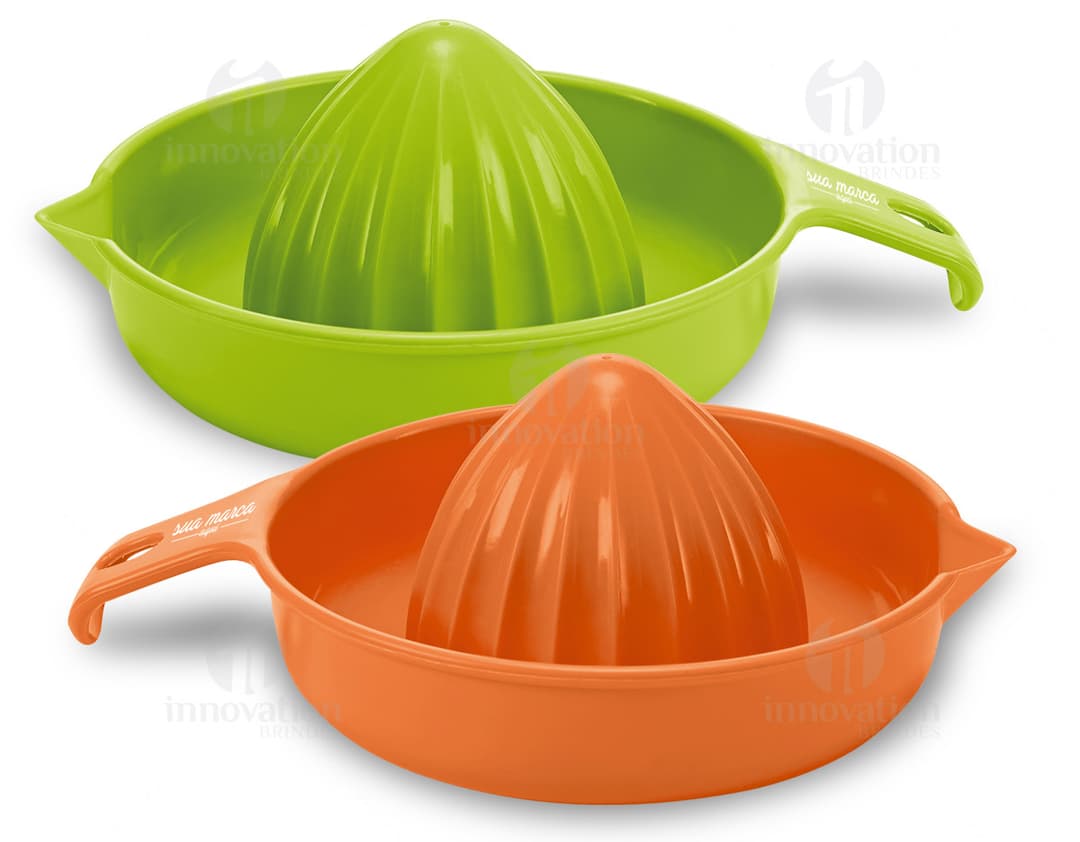 Espremedor de frutas na cor prata com design moderno e alavanca para facilitar o uso.