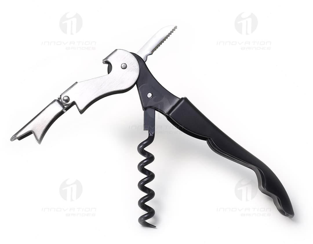 Saca-rolhas metálico de alta qualidade para abrir garrafas com facilidade. Com design moderno e prático, é o acessório perfeito para ter em casa ou levar em viagens. Solução ideal para bons momentos com praticidade e sofisticação. Adquira já o seu saca-rolhas metal - 02 e desfrute de momentos incríveis! #brindes #sacarolhas #metal #praticidade