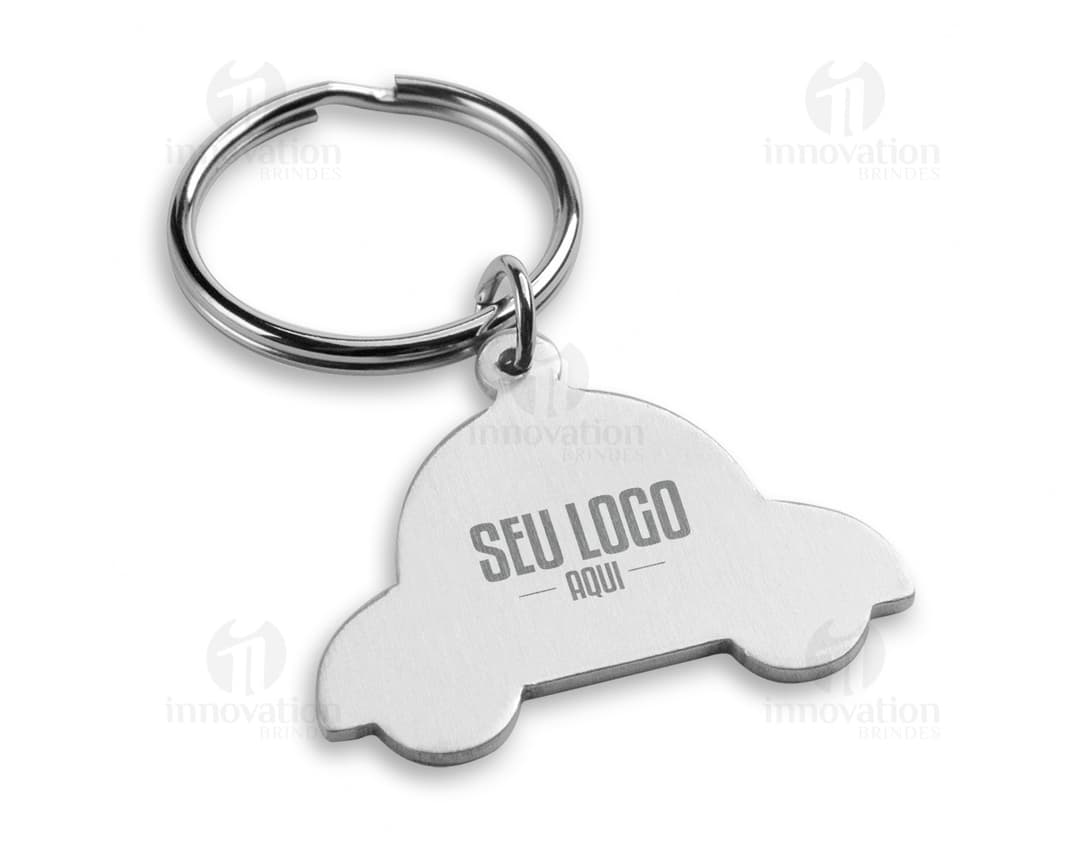 Chaveiro em formato de carro feito de alumínio, com espaço para até 40 caracteres.