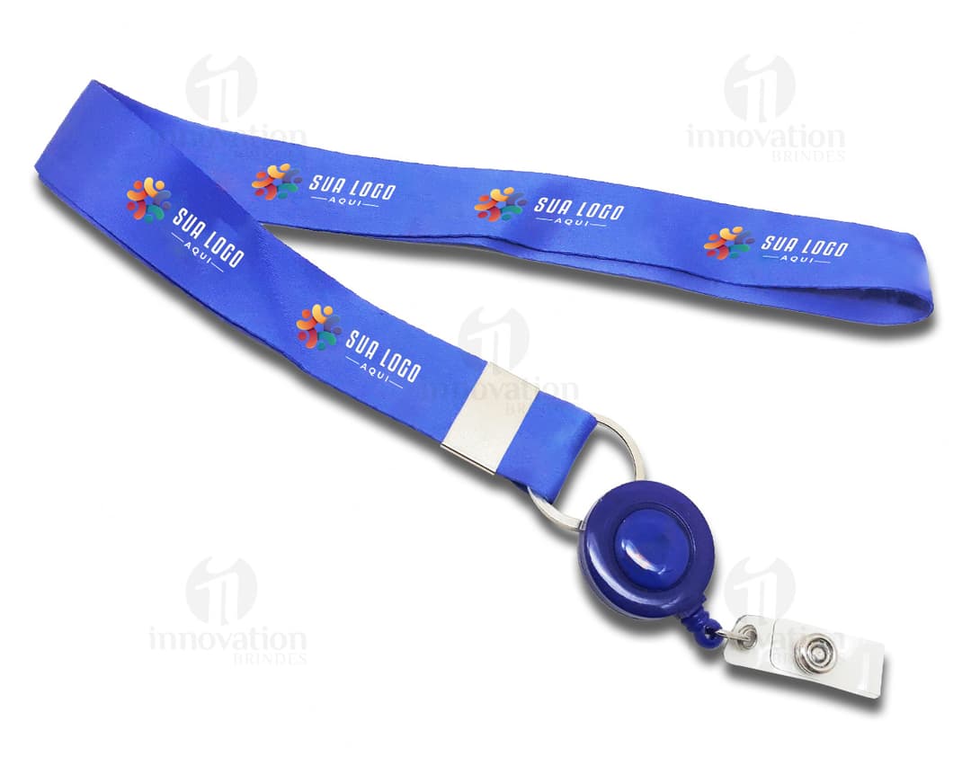 Cordão para crachá com roller clips em um fundo branco.