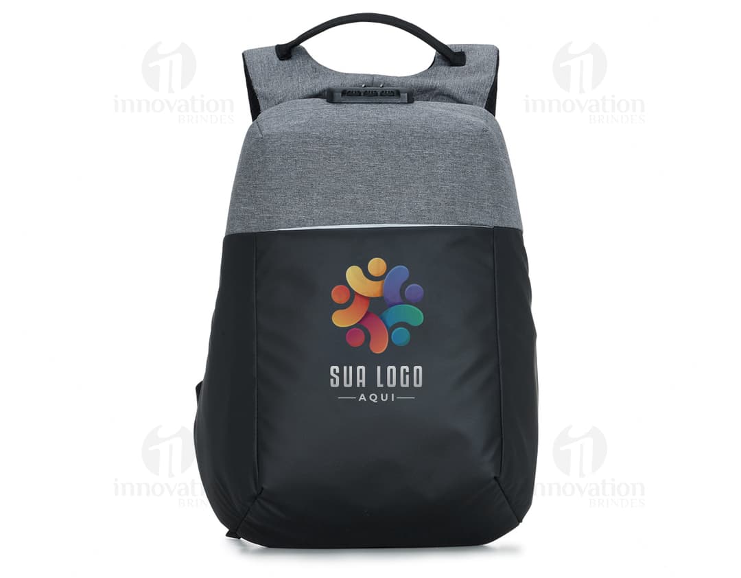 Mochila de couro preta moderna e elegante para um visual sofisticado. Ideal para viagens ou uso casual, essa peça é perfeita para quem busca estilo e praticidade. Aproveite a promoção e garanta já a sua!