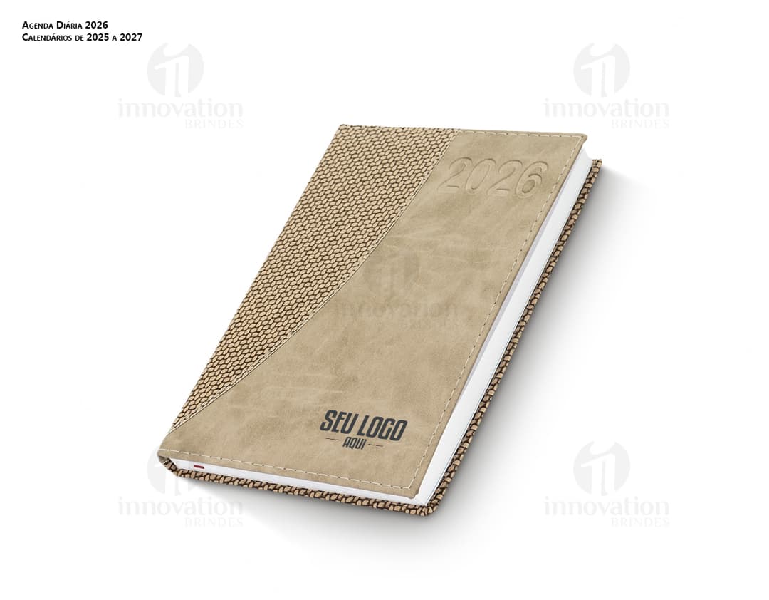 Agenda Diaria 2025 com capa preta e nome em dourado. Páginas internas com layout limpo e organizado, marcador de página de fita vermelha e elástico para fechamento.
