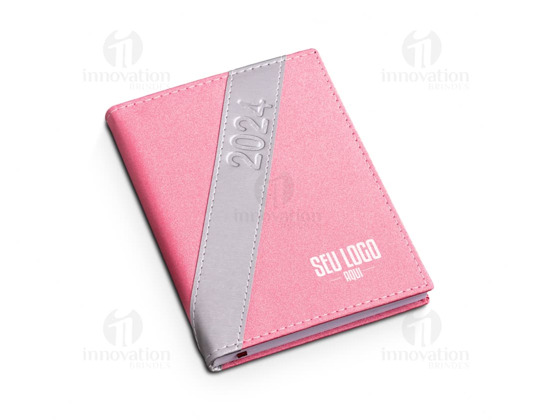 Agenda 2024 - Organize seu ano com estilo e praticidade. Ideal para anotações no trabalho, na escola ou em casa. Feita em couro amarelo de alta qualidade, com espaço para notas, cartões e dinheiro. Mantenha-se sempre organizado com esta agenda completa e elegante.