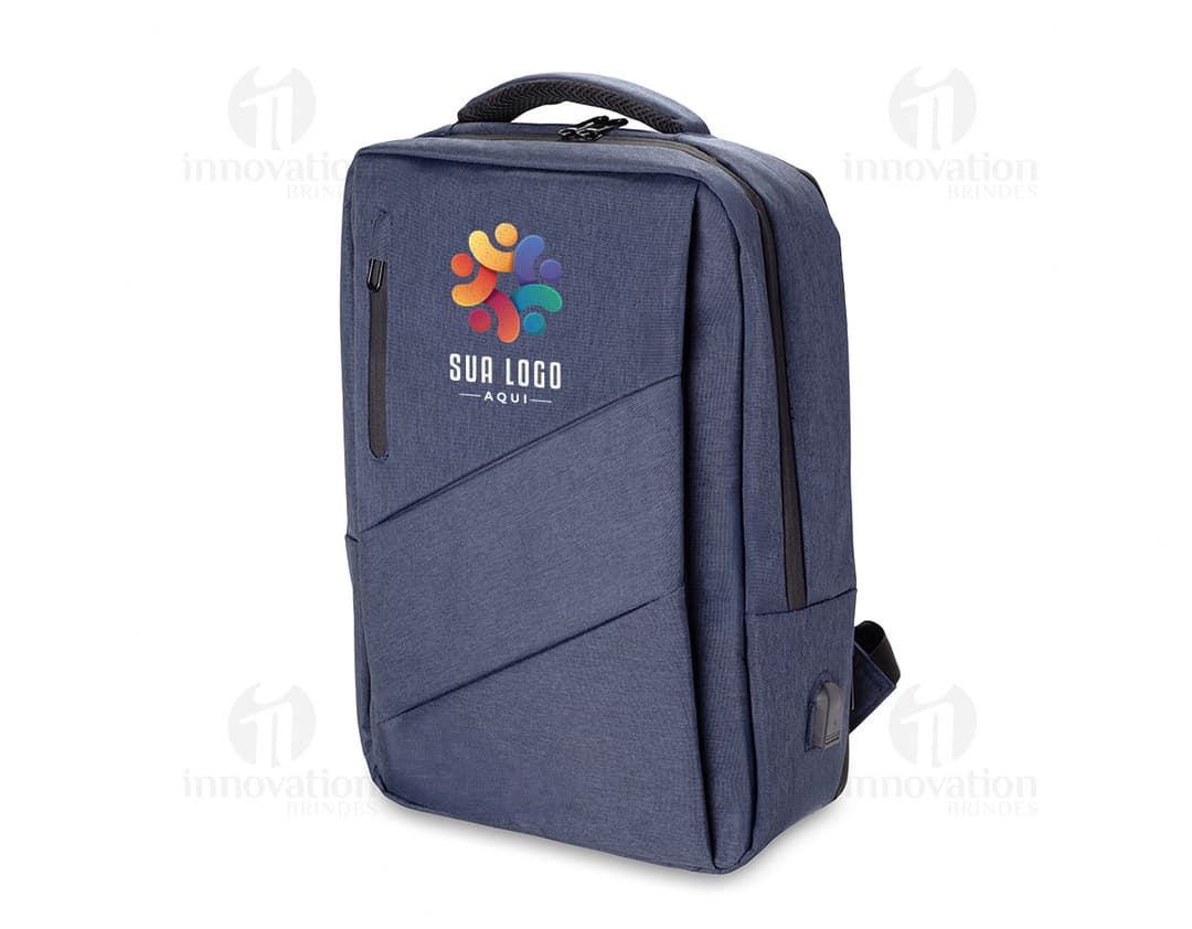 Mochila preta de couro com expansor para notebook, ideal para armazenar equipamentos e objetos importantes de forma segura e organizada.