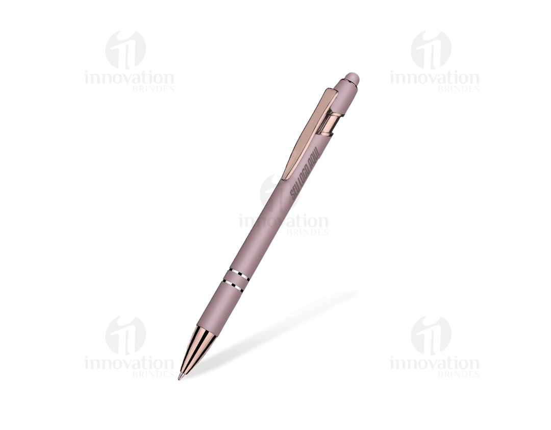 Caneta metálica preta com ponta afiada e brilhante, ideal para escrita e desenho.