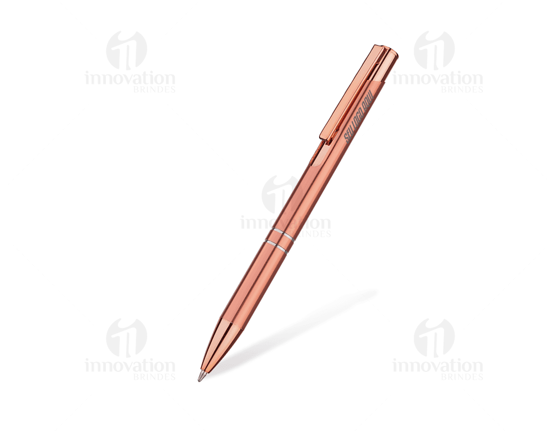 Caneta metálica de cor preta e prata, ideal para escrita e desenho. Produto clássico e criativo, perfeito para uso no escritório, escola ou em casa.