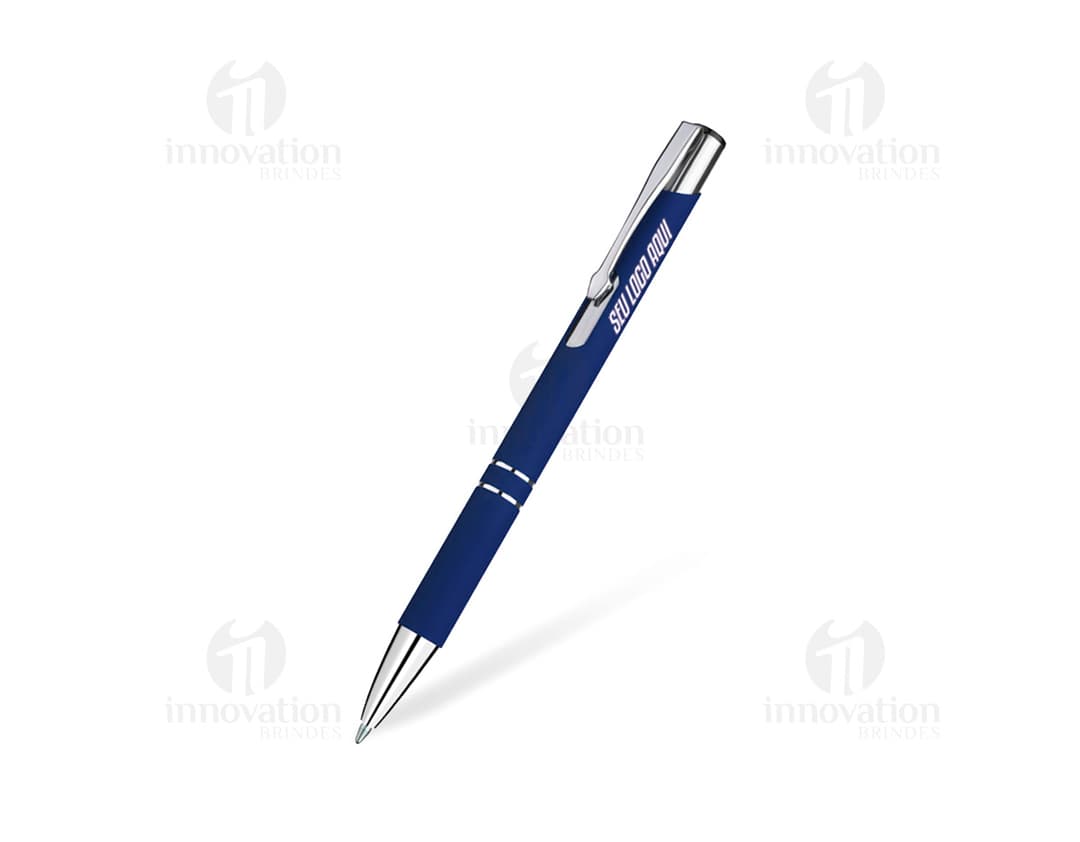 Caneta metálica prateada, brilhante e afiada, utilizada para escrever e desenhar. A imagem mostra um conjunto de instrumentos de metal, como tesoura, garfo, faca e ponteira. Há também objetos de escritório, como papel e pincel, em um ambiente de trabalho.