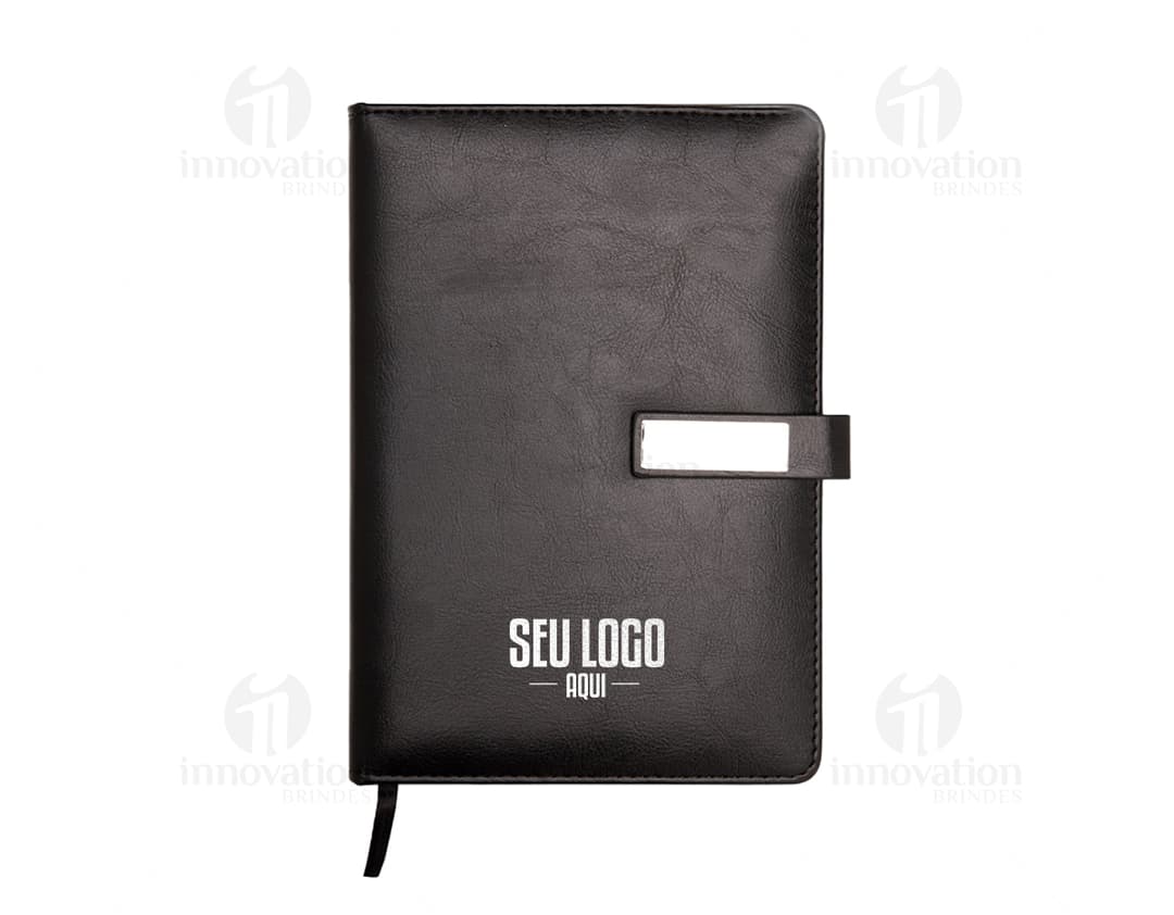 Notebook de couro sintético preto, ideal para negócios. Possui papel em branco, case para guardar dinheiro, documentos e objectos pessoais. Compacto e elegante, com teclado e botões de design moderno. Padlock dourado para maior segurança. Perfeito para armazenar informações importantes no escritório ou em viagens de negócios.