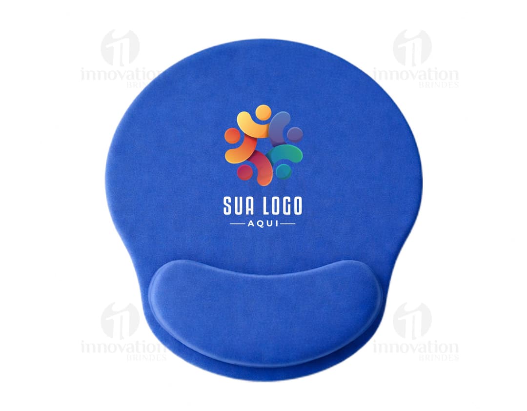 Mouse Pad Ergonômico preto e redondo, com design moderno em 3D. Feito de material brilhante e resistente, ideal para uso em escritórios e em jogos de computador. Representação de um elemento de escritório, com alta tecnologia e detalhes em amarelo e prata. Ideal para proporcionar conforto e praticidade durante o uso do mouse.