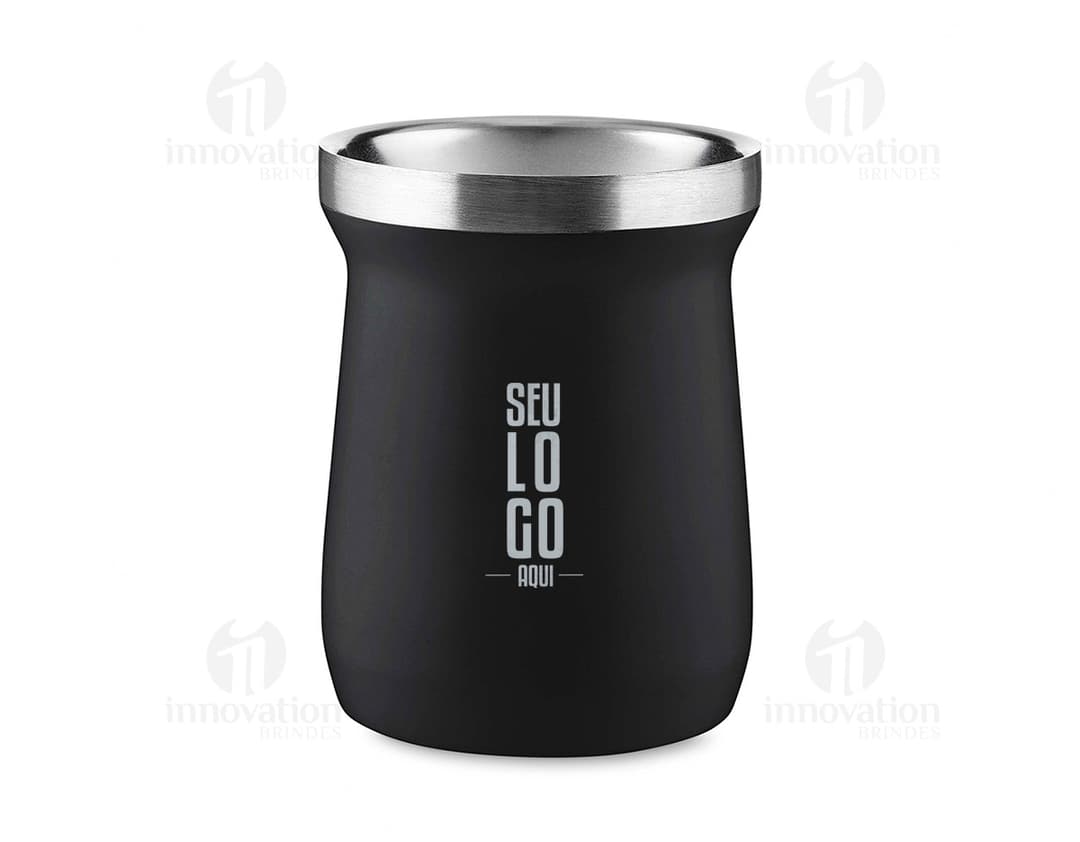 Cuia térmica de inox com capacidade de 250ml, ideal para manter a temperatura da bebida por mais tempo. Design moderno e resistente, perfeito para servir café, chá ou outras bebidas quentes. Aço inoxidável de alta qualidade, proporcionando durabilidade e elegância. Possui alça para facilitar o transporte e tampa para manter a bebida aquecida. Excelente escolha para quem busca uma cuia térmica prática e funcional.