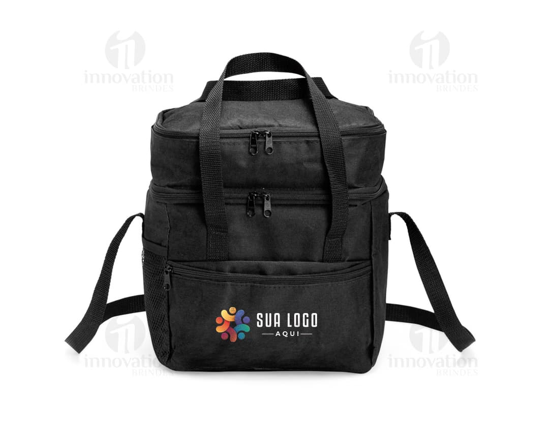 Bolsa térmica dupla de 14 litros, feita de couro marrom e nylon preto. Possui alça de ombro, fecho com zíper, bolsos para armazenamento e design moderno. Ideal para viagens e negócios.