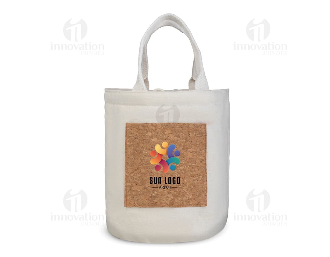 Bolsa térmica de algodão e cortiça em um saco de juta com fechadura de segurança. Objeto de venda com alça e fechamento de metal, representando segurança e estilo.