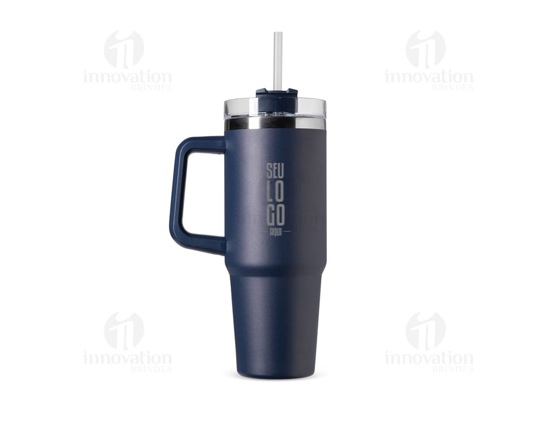 Caneca Térmica 900ml preta, feita de metal com tampa e alça. Perfeita para manter bebidas quentes por mais tempo.