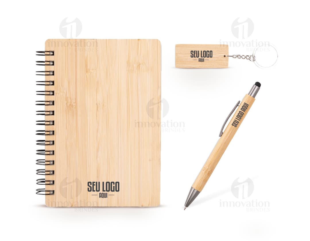 Kit Executivo Ecológico 3 peças, contendo um bloco de papel reciclado, um notebook e uma pasta de material sustentável. Ideal para profissionais que buscam praticidade e elegância no ambiente de trabalho.