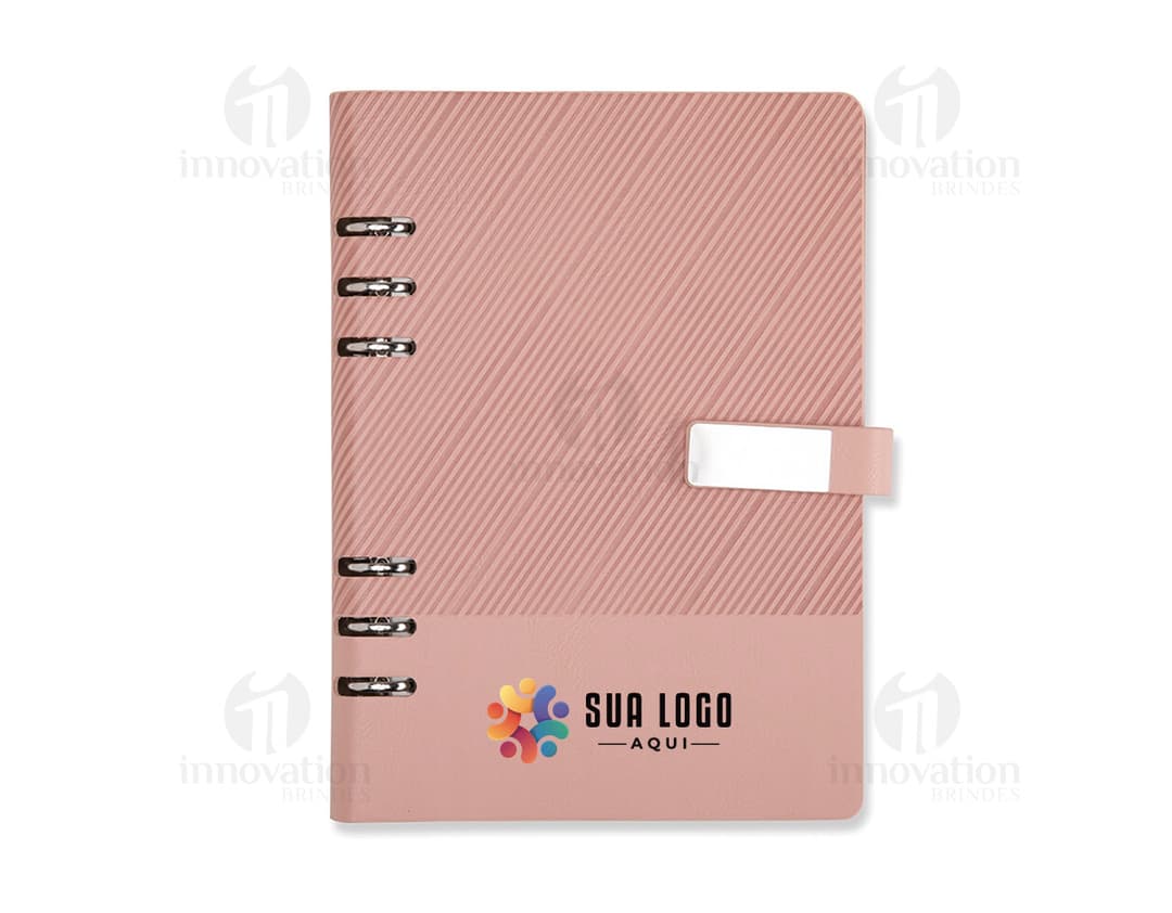 Caderno fichário de couro sintético preto, contendo equipamentos de escritório, papel, computador e documentos. O produto possui fecho em metal, espaços internos para armazenar informações e anotações, além de ser uma opção moderna e elegante para organização. Ideal para uso profissional e educacional.