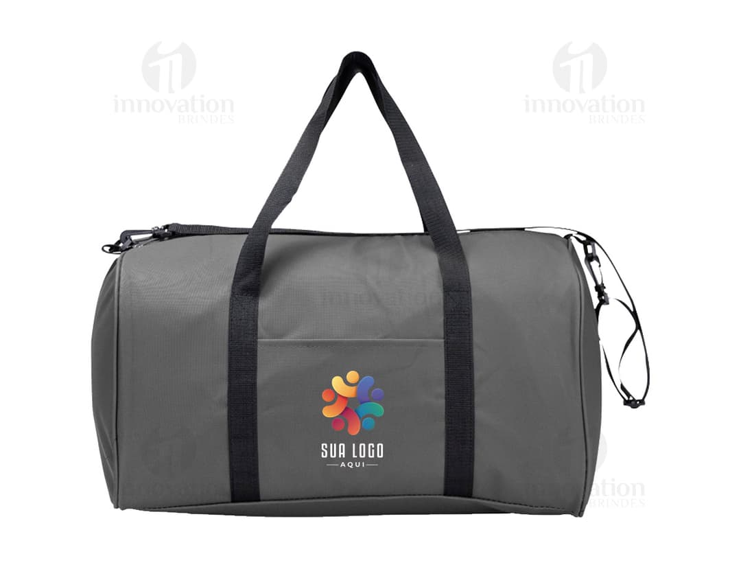 Bolsa de poliéster preta de luxo com fecho de zíper, alça de couro e detalhes em metal. Possui alça de ombro ajustável e capacidade de 44L, ideal para viagens e compras. Elegante, moderna e espaçosa, perfeita para quem busca praticidade e estilo.