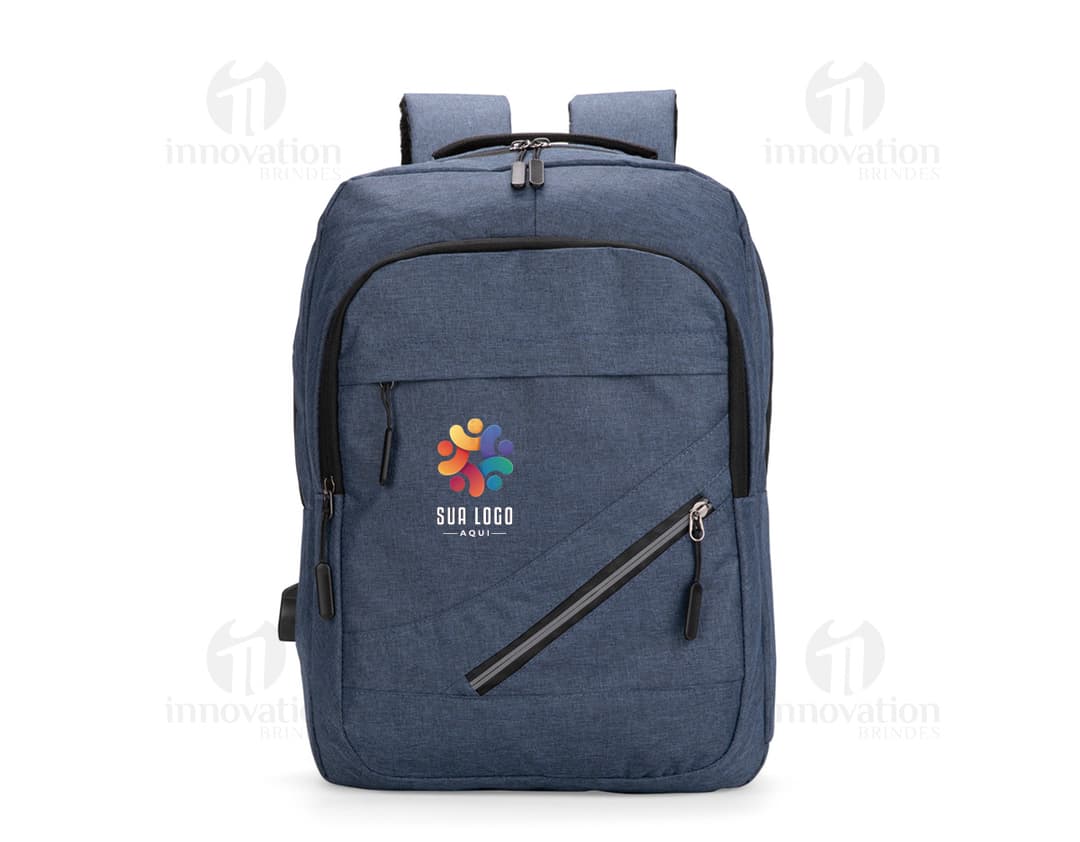 Mochila de couro preta estilo briefcase com alça de mão e alças para as costas. Fechamento com zíper, detalhes em metal e bolso com fecho de segurança. Elegante e moderna, ideal para viagens de negócios ou uso diário.