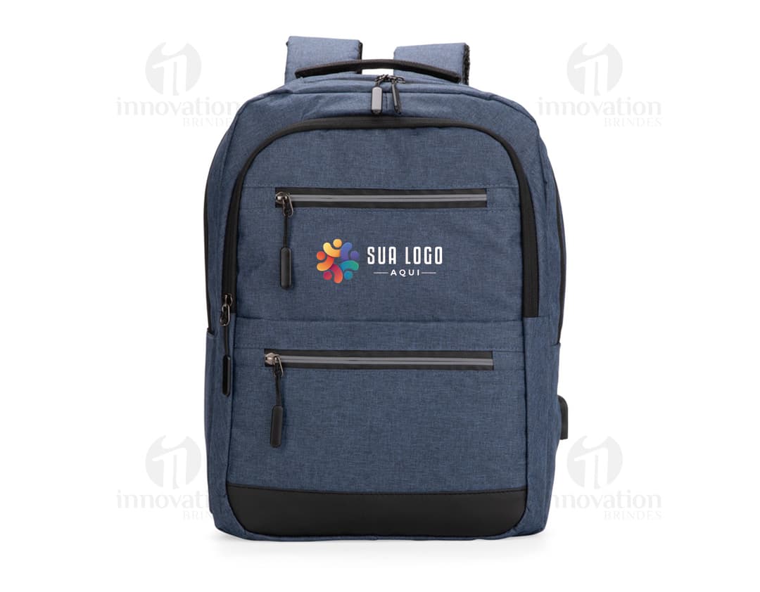 Mochila Oxford 18L em couro marrom com alça de metal, zíper, fecho de fivela e bolsos. Ideal para viagens, negócios e uso casual, proporcionando praticidade e estilo.