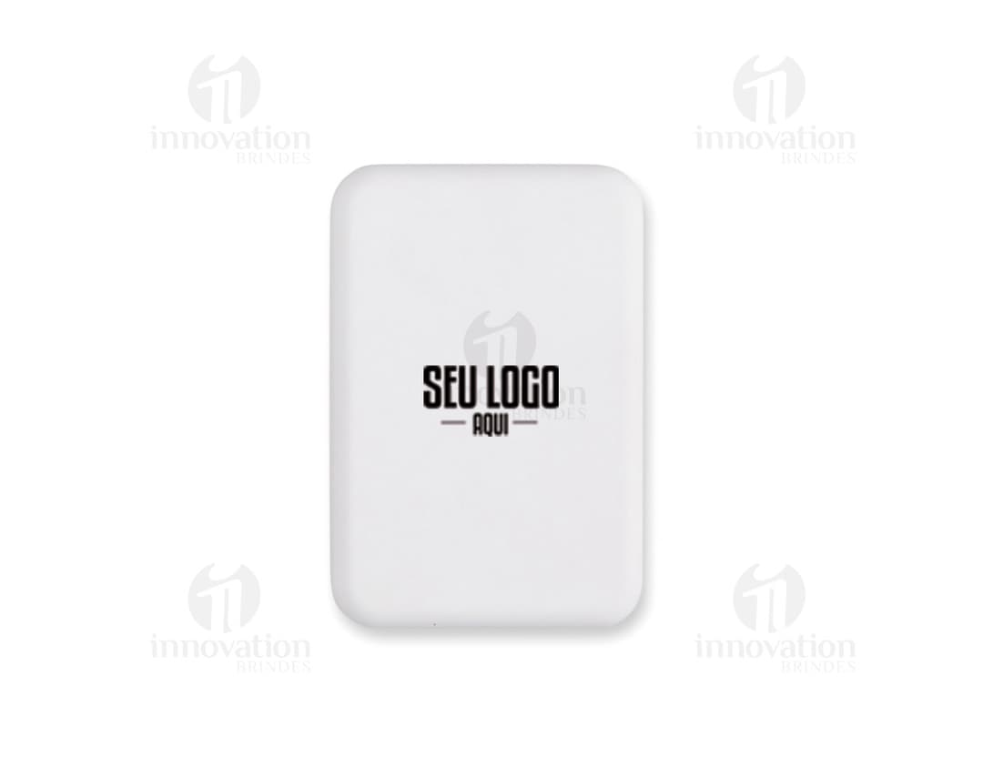 Botão quadrado de plástico brilhante com ícone de chave, inserção de teclado e símbolos de tecnologia. Modelo moderno de Power Bank 10.000mAh.