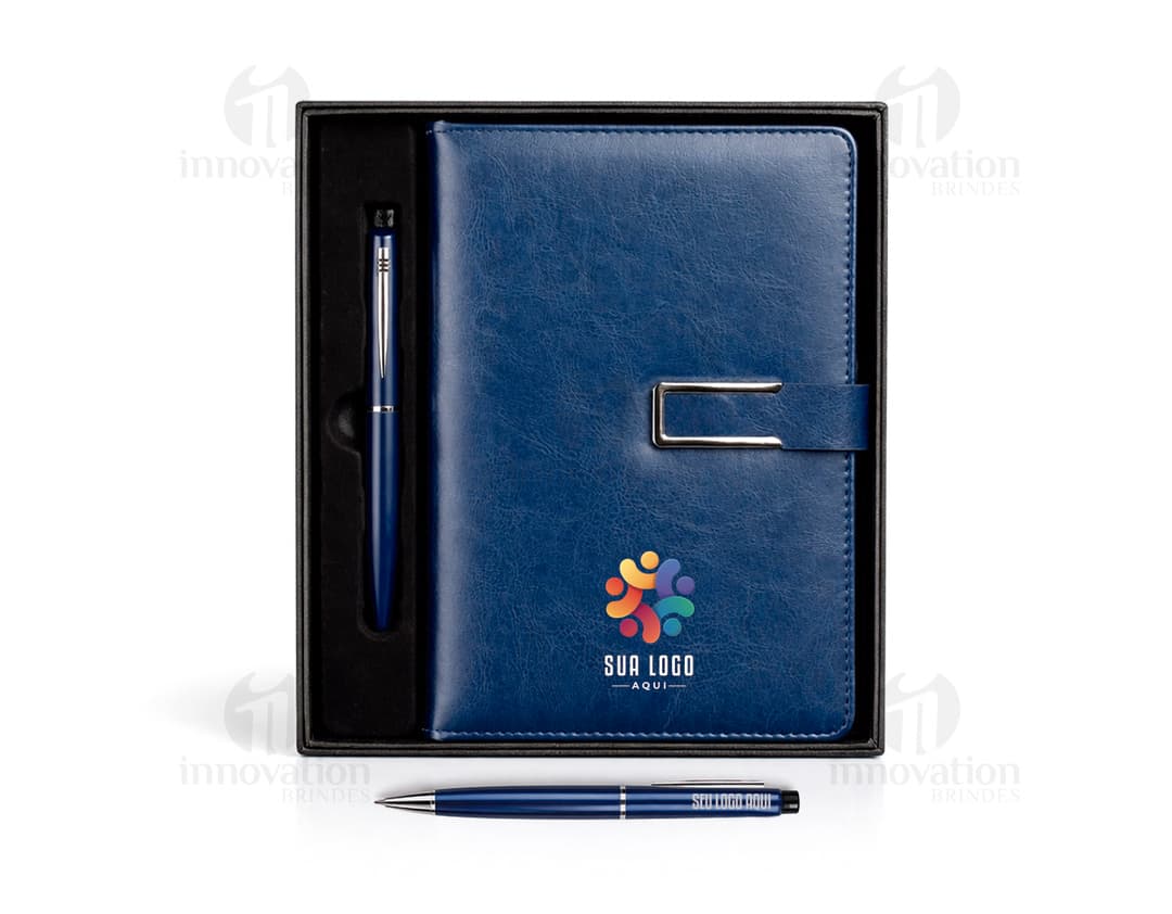 Kit Executivo 2 Peças em couro marrom contendo um notebook, bolsa, maleta, pasta, carteira, papel em branco, tela de computador, caneta, livro, dinheiro, monitor, teclado, tela de plasma, dispositivo eletrônico e outros itens de escritório e tecnologia.