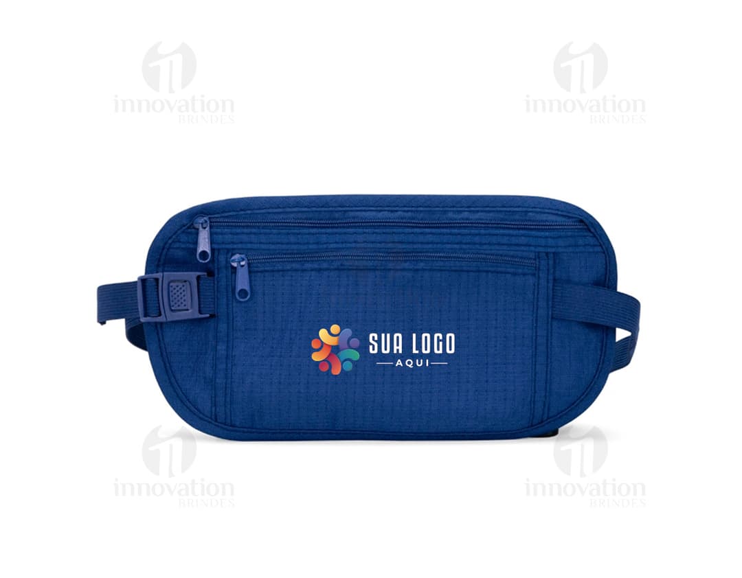 Descrição da imagem: Pochete Doleira Nylon preta, feita de couro com alça, múltiplos compartimentos e zíper. Ideal para armazenar dinheiro, documentos e objetos pessoais durante viagens ou atividades esportivas.