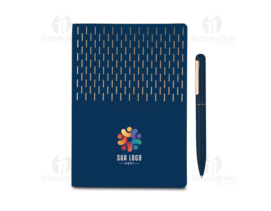 Kit escritório completo incluindo uma capa em PU preta e uma elegante caneta de metal. Perfeito para uso em escritório, reuniões de negócios e outras atividades profissionais. A combinação de design moderno e funcionalidade torna esse kit um item essencial para quem busca organização e estilo no ambiente de trabalho.