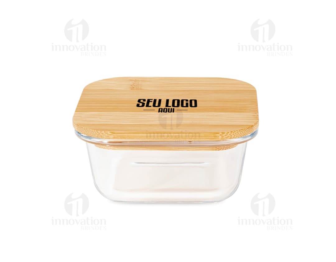 Marmita de vidro de 250ml com comida tradicional, incluindo fatias de pão, queijo, chocolate, carne, bolo e manteiga. Alimentos frescos e coloridos em um recipiente redondo e empilhados, adequados para um almoço saudável e saboroso.