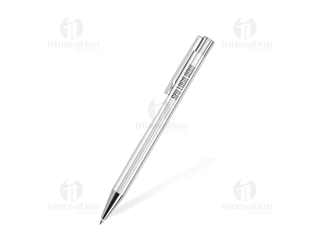 Caneta de metal colorida sobre fundo branco, ao lado de lápis e giz de cera. Imagem com diversos materiais de escrita e desenho, como forma de representar a criatividade e educação.