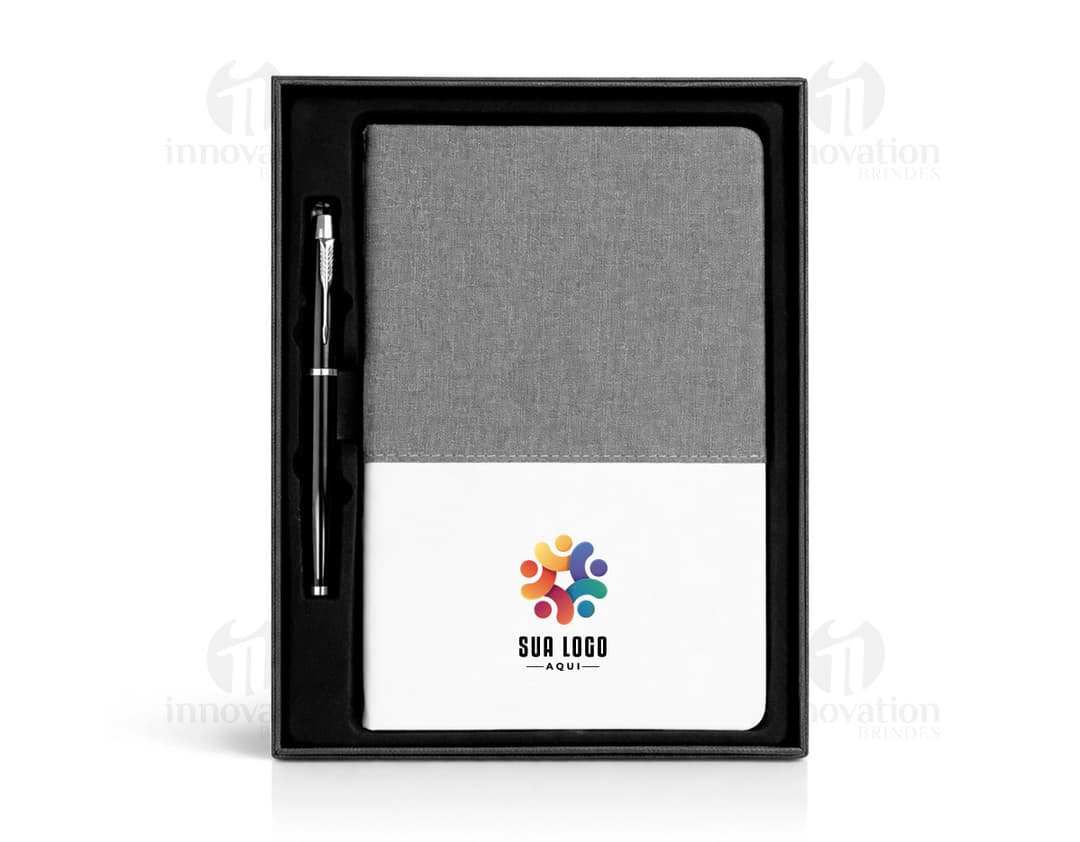 Notebook e pasta executiva, conjunto de equipamentos tecnológicos para escritório, tecnologia moderna e portátil, com display vazio e teclado preto, perfeito para negócios e comunicação sem fio, incluindo unidade de disco externa e monitor.