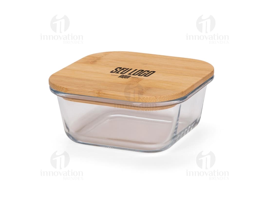 Marmita de vidro de 400ml contendo uma refeição saudável e gourmet, composta por diversos alimentos frescos e coloridos, disposta sobre uma mesa de cozinha de madeira.