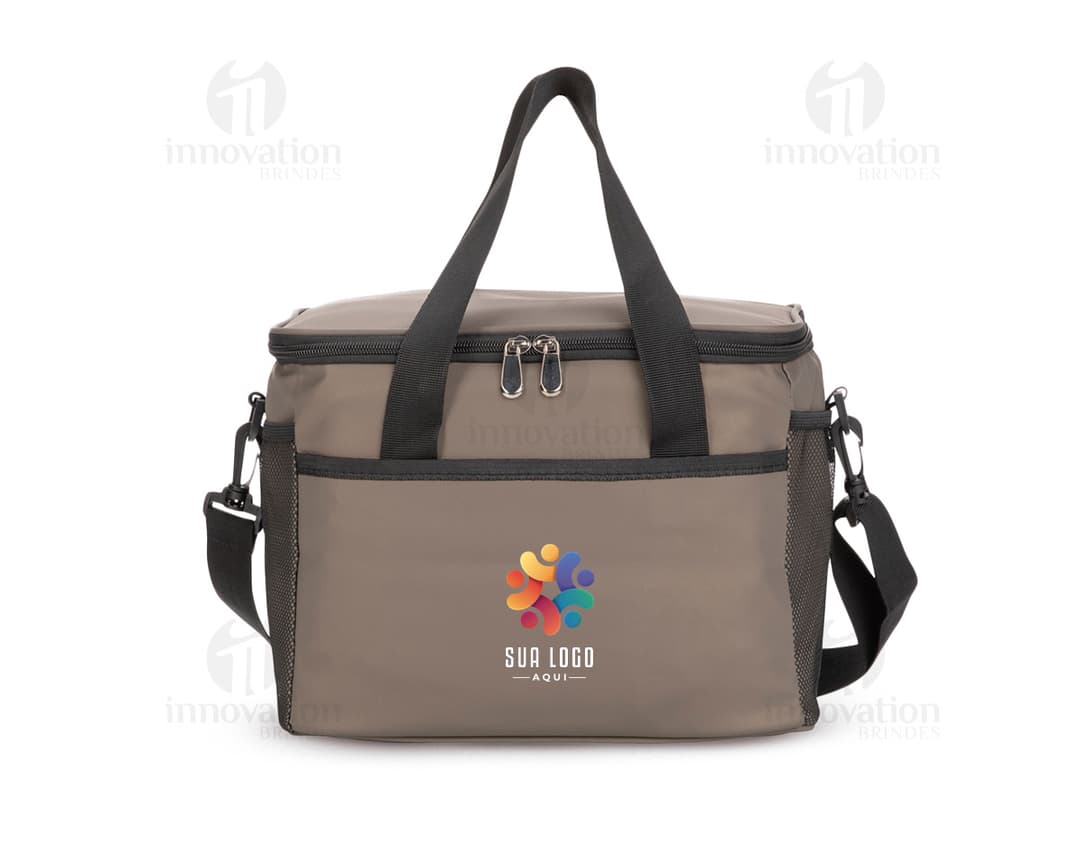 Bolsa térmica de 12 litros em couro preto, moderna e elegante, com alça de ombro e fecho por zíper. Ideal para viagens, mantendo alimentos e bebidas frescos por mais tempo. Perfeita para homens e mulheres de negócios ou para uso casual.