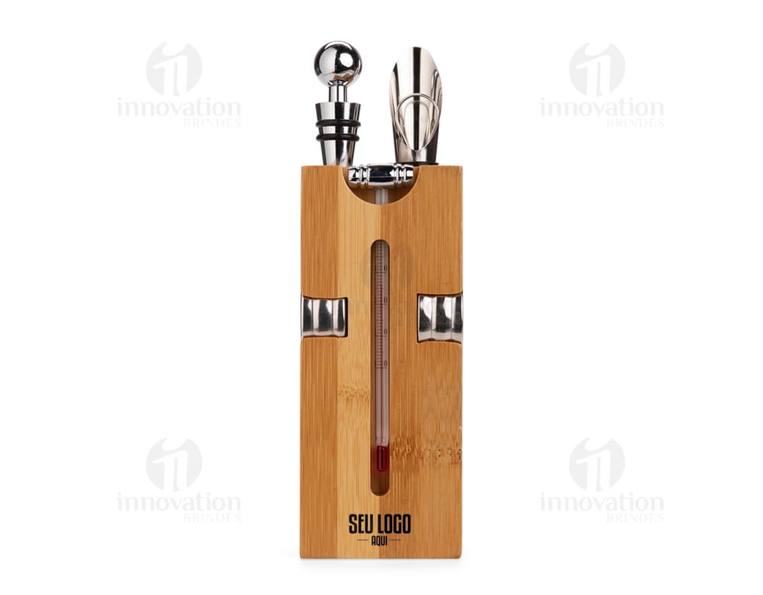 Kit Vinho 6 Peças: um conjunto de equipamentos de metal e madeira, incluindo um saca-rolhas, um cortador de lacre, um termômetro, um aerador, um anel anti-gotas e um pega-garrafa. Ideal para apreciadores de vinho que valorizam qualidade e design.