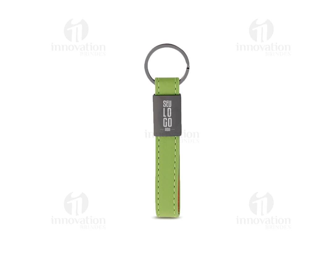 Chaveiro de couro sintético com detalhes em metal prateado, design moderno e resistente. Ideal para transportar chaves de forma segura e prática.