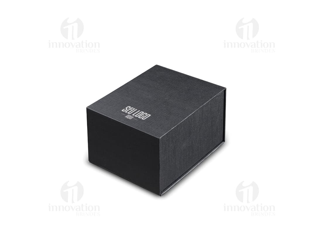 Dispositivo de armazenamento de dados antigo, caixa preta de computador contendo livro, disquete e outros equipamentos eletrônicos.