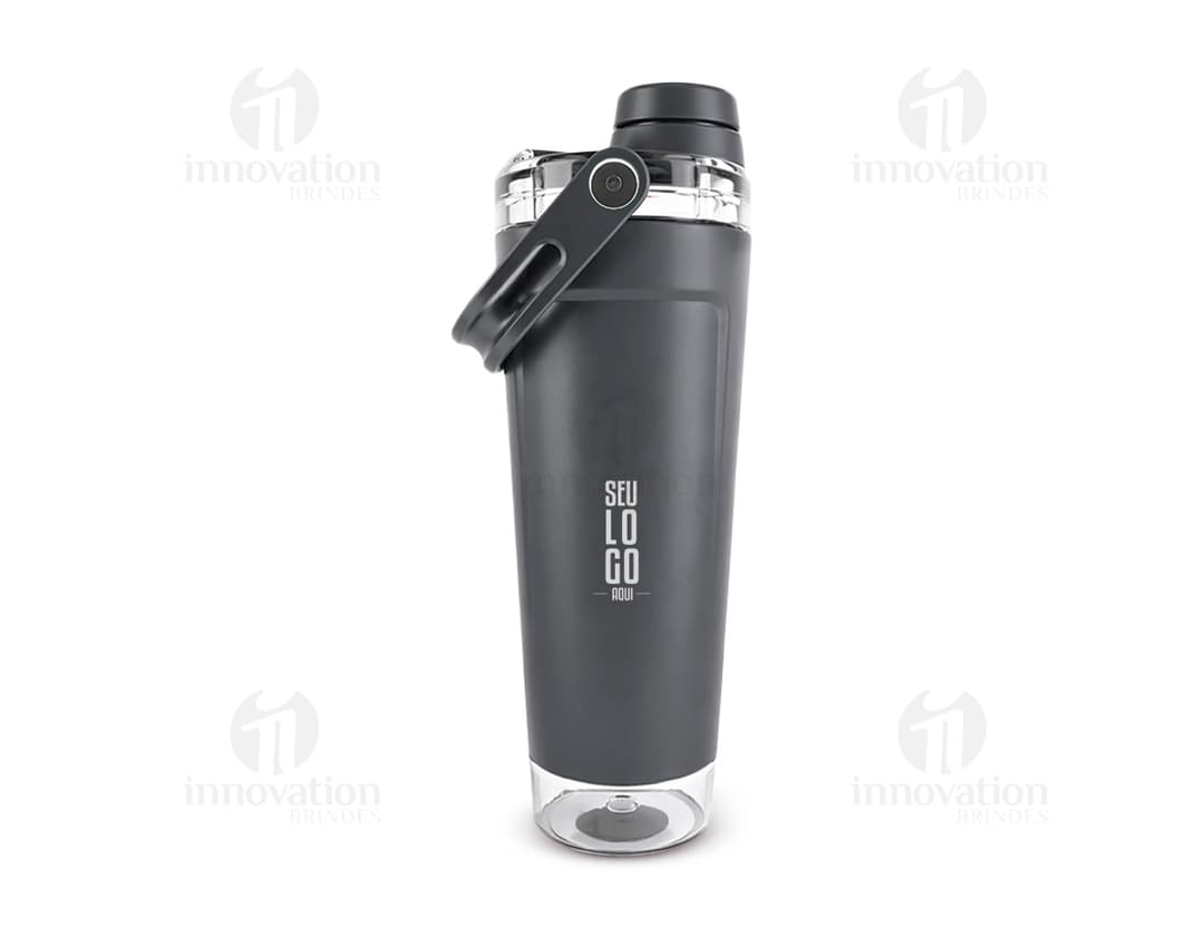 Coqueteleira Térmica 650ml em metal prateado e plástico preto, com design elegante. O objeto contém líquido transparente e está fechado com tampa. Ideal para preparar bebidas geladas e saudáveis, mantendo a temperatura por mais tempo.