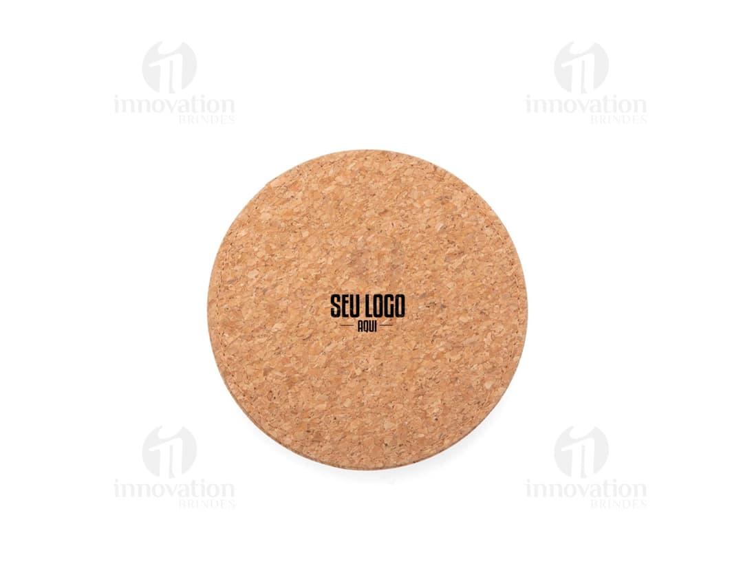 Imagem de um produto chamado Kit Vinho 4 Peças. A foto mostra um conjunto de acessórios para vinho em um fundo marrom cortado, consistindo em um saca-rolhas, corta-gotas, anel da garrafa e tampa da garrafa. O kit parece ser um lanche saudável, com detalhes em pão, frutas e nozes, transmitindo uma sensação de frescor e gourmet.