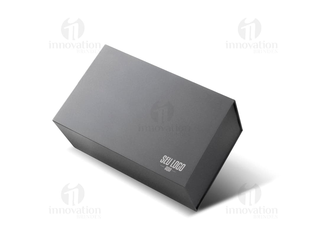 Kit Drink moderno e portátil, combinando drive externo, teclado, tela digital, memória de armazenamento e conexão sem fio. O produto apresenta interface de comunicação, teclas eletrônicas, botões e display, ideal para uso em escritórios e negócios. Possui design em plástico preto com fechadura de combinação, permitindo a segurança dos dados armazenados. Acessório eletrônico versátil e prático, compatível com laptops e dispositivos móveis.