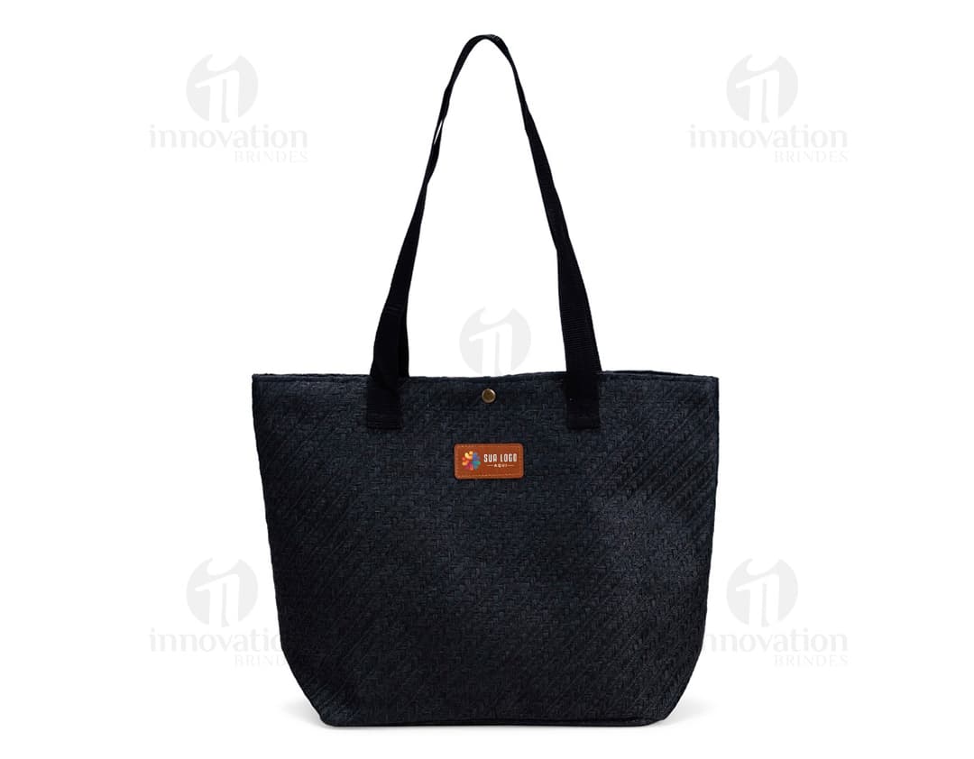 Bolsa de palha trançada preta com detalhes em couro, fecho de metal com cadeado, alça de mão e alça de ombro ajustável. Ideal para um estilo pessoal moderno e elegante, perfeita para viagens de negócios ou compras.