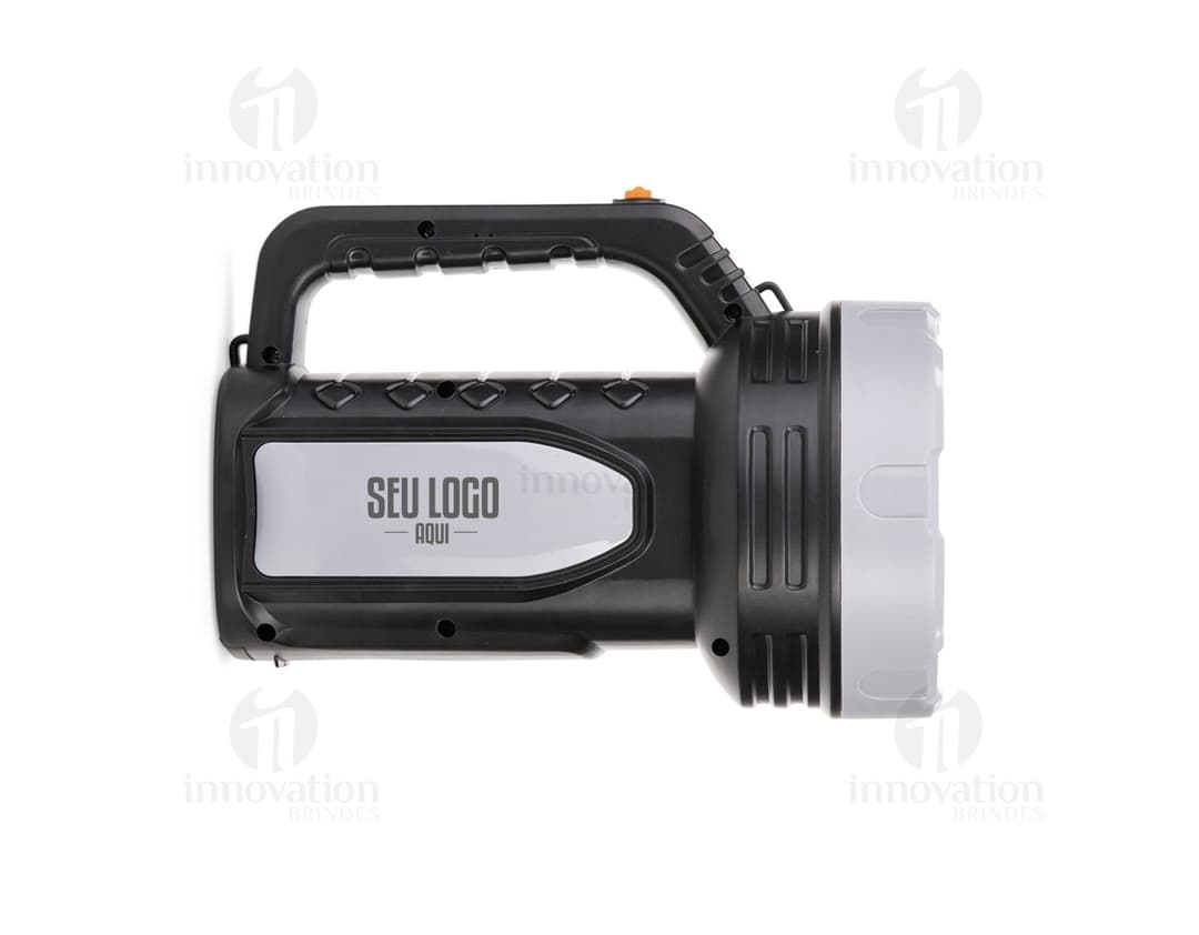 Fotografia de uma lanterna plástica recarregável com design moderno e recortes que remetem a um carro. O produto possui lente digital, luz brilhante e metal cromado, garantindo resistência e durabilidade. Ideal para uso em garagens, estúdios de fotografia e locais que necessitam de iluminação de alta qualidade.