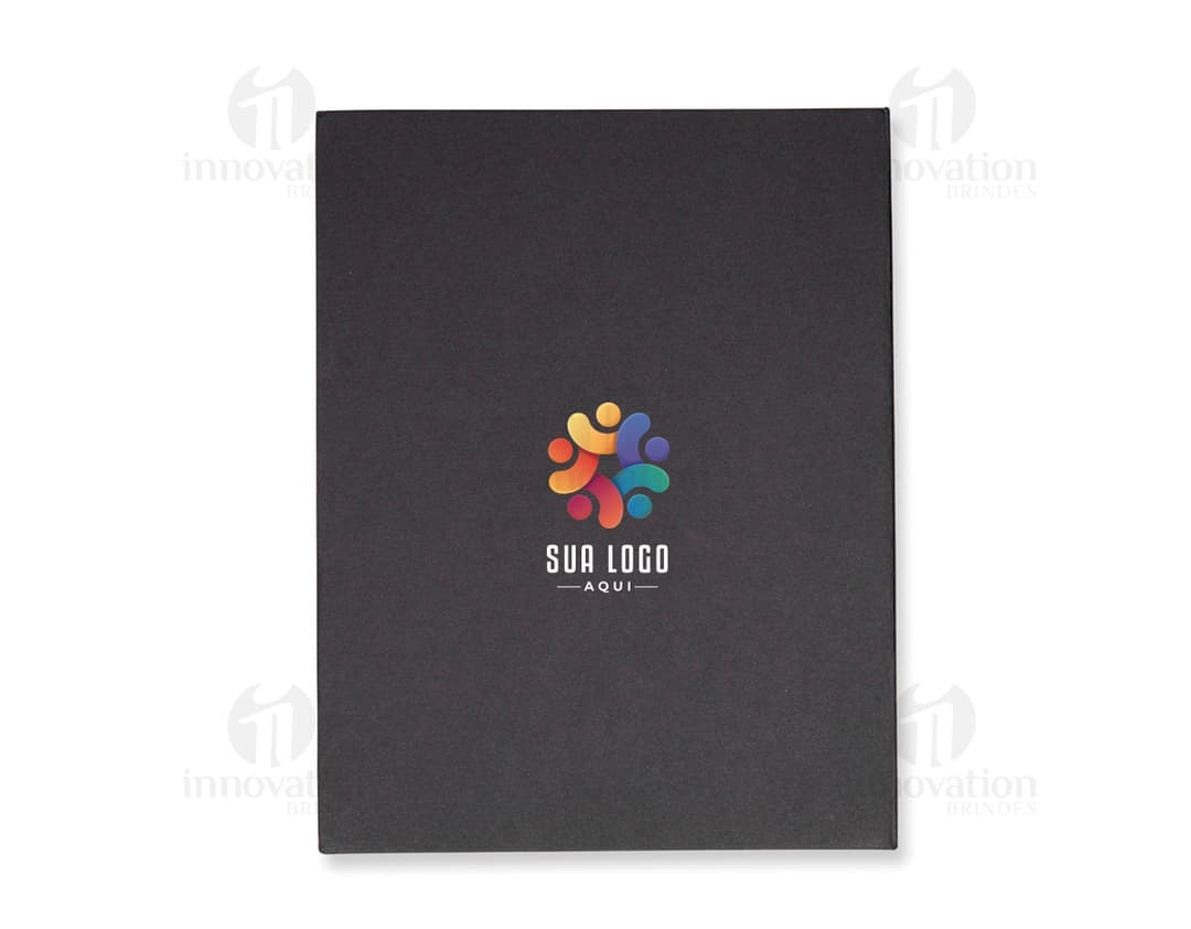 Kit vinho 5 peças em preto, moderno e elegante. Inclui equipamento de áudio, equipamento eletrônico, dispositivo, drive externo e notebook. Ideal para escritório, negócios e comunicação.