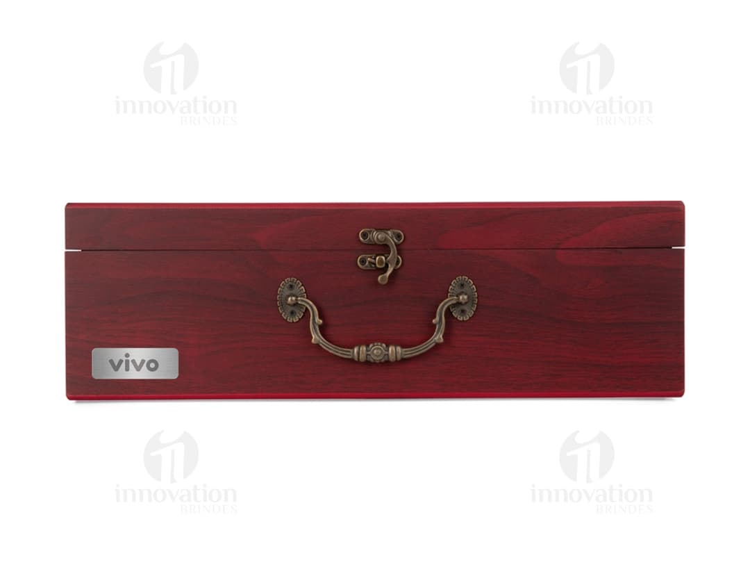 Kit de vinho contendo 4 peças: um saco, uma caixa, uma carteira e uma caixa de lápis feita de couro e plástico. Inclui também uma harmônica, um porta-cartão e um prendedor de cabelo. Design elegante e moderno, com detalhes em preto e dourado, ideal para presentear.