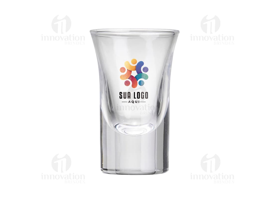Kit de 6 copos de vidro de 30ml, ideais para preparar e servir drinks e bebidas refrescantes. Os copos são transparentes, possuem formato de jarra e são perfeitos para festas e celebrações. Um acessório essencial para bares, restaurantes e para quem gosta de se refrescar com estilo.