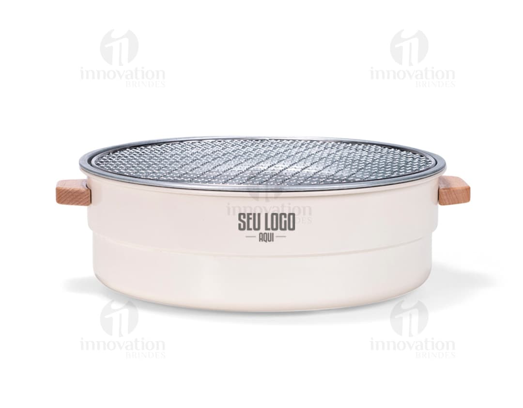 Churrasqueira portátil de metal prateado e brilhante, equipamento de cozinha em close-up. Ideal para preparar alimentos enquanto se diverte ao ar livre ou em estúdio.