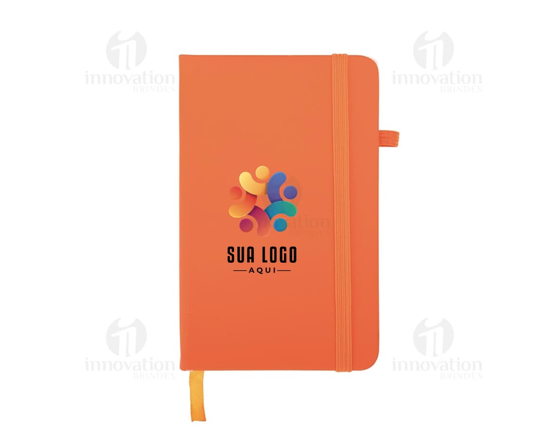 Ícone em forma de caderno de papel em branco, com disco e caixa de software ao redor. O design é em 3D e está dentro de um container com um sinal de embalagem. Há um pacote com etiqueta vazia, conjunto de gráficos e cartão de dados. O produto de negócios é feito de papelão vazio e inclui elementos de forma e cópia compacta. Arte de embalagem de varejo web com informações sobre botão de nota, embrulho e banner de escritório. Brilhante e colorido com ícone de coração rosa e laranja, adequado para celebração e loja de cuidados. Tecnologia de comunicação com sombra de desenho animado e texto de cabeçalho de objeto laranja moderno. Decoração de padrão criativo coleção de nação com moldura. Adesivo de nação digital quadrado com ícones de cuidado, venda e nacional.