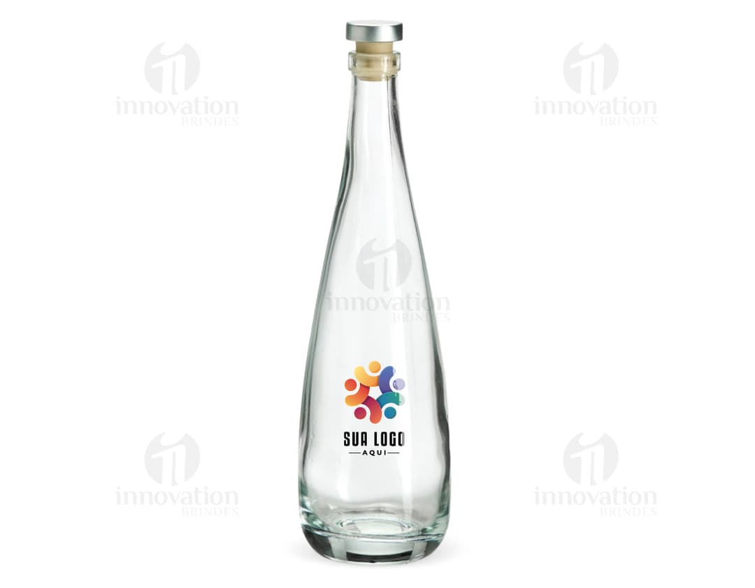 Garrafa de vidro de 550ml contendo líquido transparente. A garrafa está cheia e possui rótulo, tendo reflexos brilhantes.