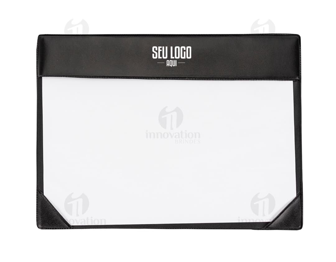 Foto de um rascunho vazio em um quadro de videodisco com design moderno de negócios. O objeto tem um formato de quadro de papel preto com ícones de comunicação e tecnologia. Há um espaço vazio para escrever informações, com detalhes em prata e sombra, lembrando um antigo monitor de computador.